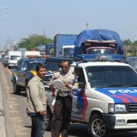 5 Mobil Saling Cium di Tol Perak